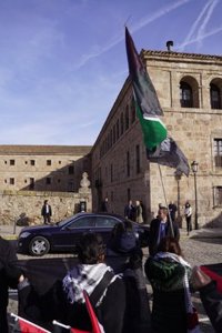 Acampada por Palestina se concentra de forma pacífica y silenciosa a la salida de Reina Doña Letizia en San Millán