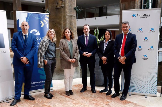 Ángel García Lechuga, director comercial de Empresas de CaixaBank en Andalucía Oriental; Remedios Miralles, Mari Francis Peñarroya  y Pepa Peñarroya en representación del grupo galardonado, y otros representantes de CaixaBank.