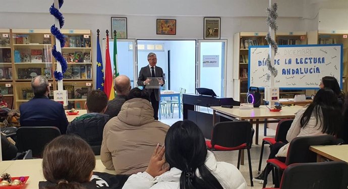 El delegado territorial de Desarrollo Educativo y Formación Profesional, Miguel Ángel Araúz, visita centro educativos de Sevilla.