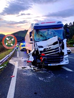 Accidente de dos camiones en la A-8.