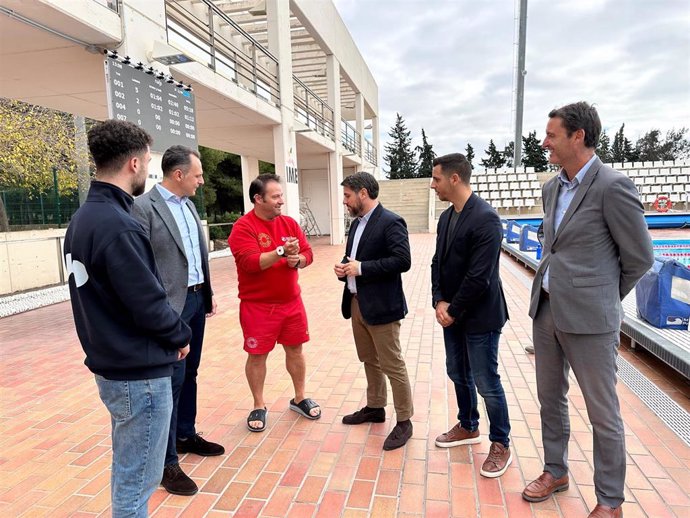 El primer teniente de alcalde y regidor de Deportes del Ayuntamiento de Palma, Javier Bonet, visita las piscinas de Son Hugo para conocer el sistema de monitorización.