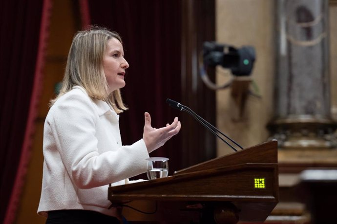 La consellera de Derechos Sociales e Inclusión, Mònica Martínez, en el pleno del Parlament