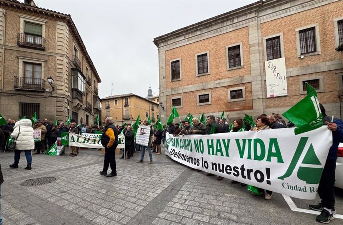 Agricultores y ganaderos de CLM cargan contra Gobierno y Mercosur al tiempo que piden consumir productos de la tierra