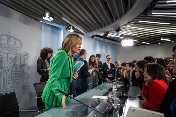 La ministra de Educación, Pilar Alegría, y el ministro de la Presidencia, Justicia y Relaciones con las Cortes, Félix Bolaños, intervienen al acabar una rueda de prensa posterior al Consejo de Ministros, a 17 de diciembre de 2024, en Madrid (España). 