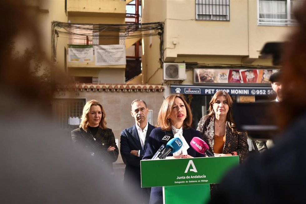 La delegada del Gobierno ha visitado, junto al alcalde de Benalmádena, Juan Antonio Lara, y la delegada de Fomento, Articulación del Territorio y Vivienda, María Rosa Morales, las obras que se ejecutan en Arroyo de la Miel perteneciente al programa ARRU.