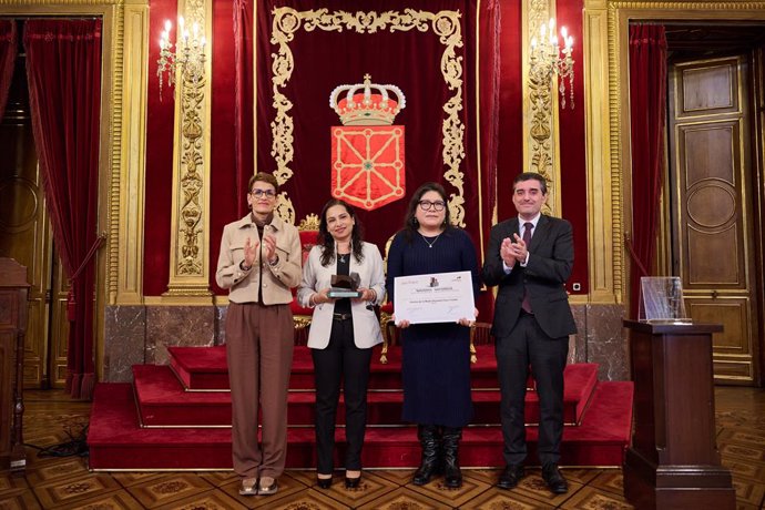 La presidenta Chivite junto a Liz Ivett Meléndez y Clea Yenipher Guerra del CMP Flora Tristán y el director de Laboral Kutxa, Adolfo Plaza, en la entrega del Premio Internacional Navarra a la Solidaridad