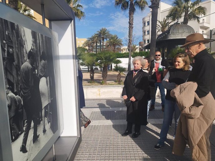 La teniente de alcalde de Cultura del Ayuntamiento de Cádiz, Maite González, y el fotógrafo Pablo Juliá en la inauguración de la exposición '50 fotografías con historia. Una mirada a la historia de la fotografía en España de los últimos 80 años'.