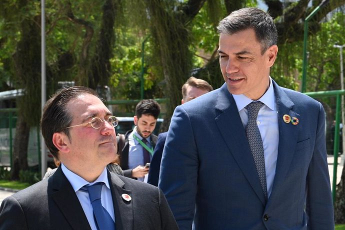 El ministro de asuntos Exteriores, Unión Europea y Cooperación, José Manuel Albares (i) y el presidente del Gobierno, Pedro Sánchez (d)