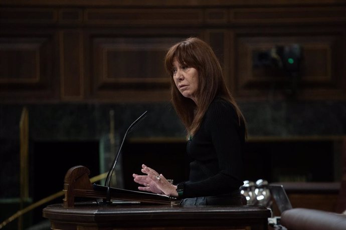 La diputada de Junts Marta Madrenas interviene durante una sesión plenaria, en el Congreso de los Diputados, a 28 de noviembre de 2024, en Madrid (España).