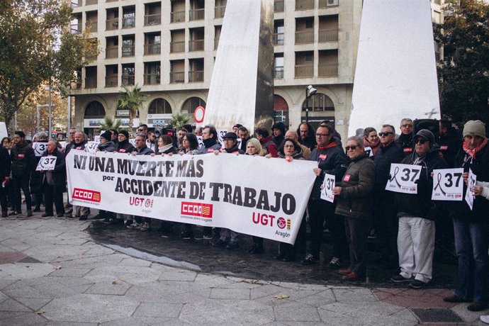 Concentración en protesta por las víctimas mortales en el trabajo, convocada por CCOO y UGT en Zaragoza.