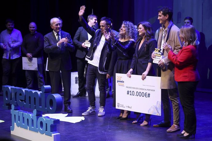 El alcalde de Málaga, Francisco de la Torre, junto a la concejala delegada de Educación y Fomento del Empleo, María Paz Flores, asiste a la gala de entrega del XXII Premio Junior para empresas, en el Teatro Echegaray.