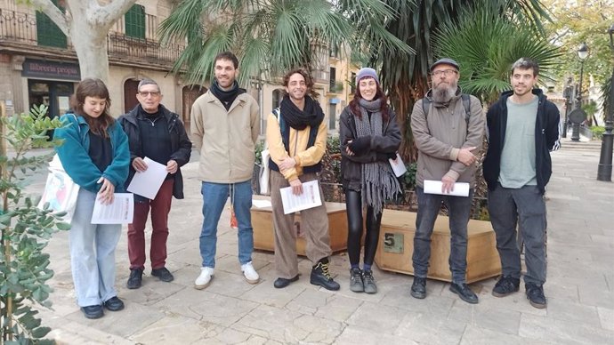 Miembros de Cultura al Carrer, este martes en la lectura del manifiesto.