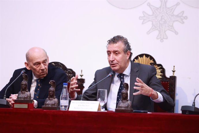 El presidente de la Diputación, Javier Fernández (d), durante el acato de entrega de los Premios Ateneo de Poesía, junto al presidente del Ateneo, Emilio Boja Malavé. 