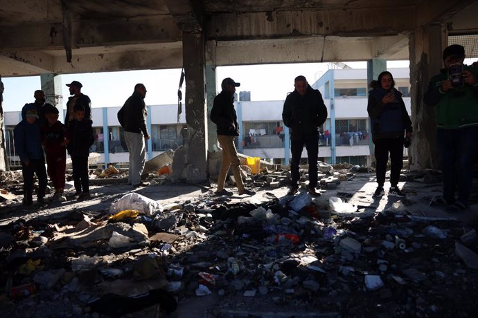 December 16, 2024, Khan Yunis, Gaza Strip, Palestinian Territory: Palestinians inspect the damage in the aftermath of an Israeli strike on a school sheltering displaced people, amid the Israel-Hamas conflict, in Khan Younis in the southern Gaza Strip Dece