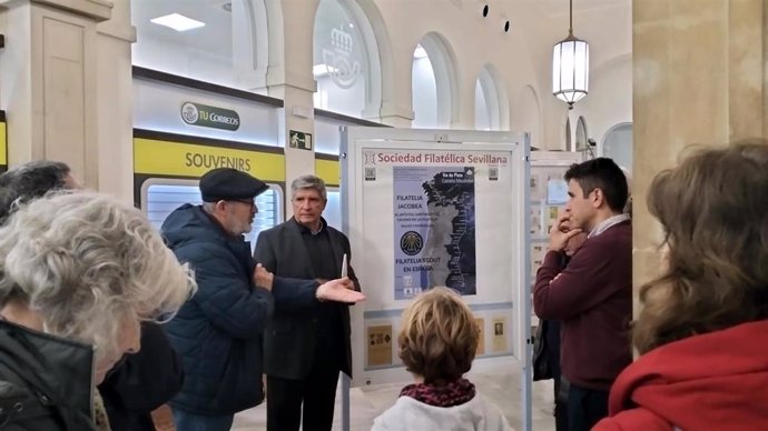 Correos recibe la visita de la Asociación Amigos del Camino de Santiago