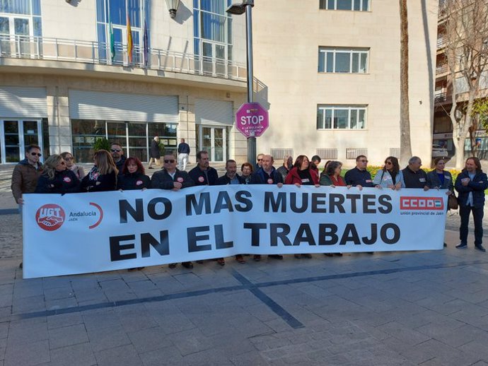 Archivo - Imagen de archivo de una concentración sindical tras un accidente laboral mortal en la provincia de Jaén