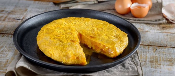 La gerencia lleva desde 1989 elaborando tortilla de Betanzos  