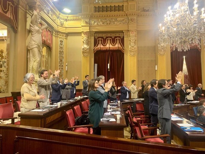 Diputados de los grupos de la izquierda celebran el mantenimiento de la ley de memoria democrática