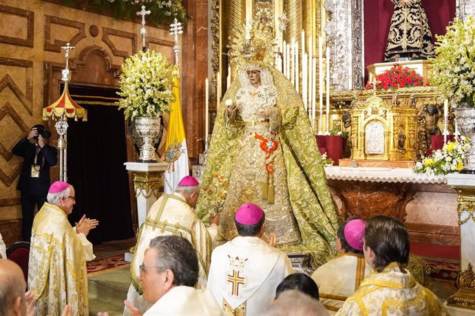 Imágenes de la entrega de la Rosa de Oro a la Macarena, máxima condecoración otorgada por el Papa, en un acto celebrado en su Basílica. 