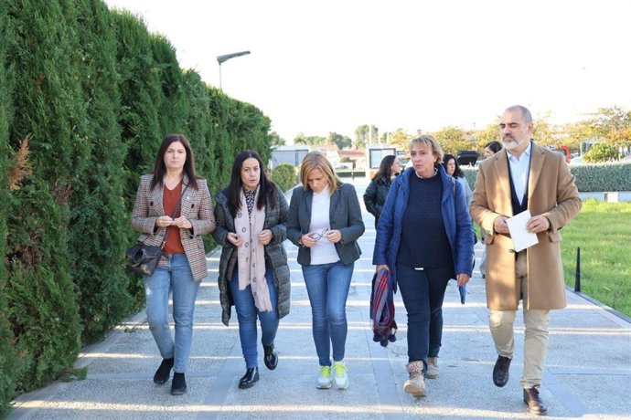 Las alcaldesas Lorena Silvent (Catarroja), Maribel Albalat (Paiporta) y Eva Sanz (Benetússer) antes de entrar al Cecopi, con la delegada del Gobierno en la Comunitat Valenciana, Pilar Bernabé