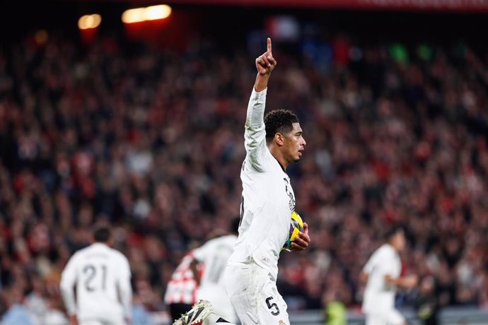 El centrocampista del Real Madrid Jude Bellingham, ante el Athletic Club en San Mamés.