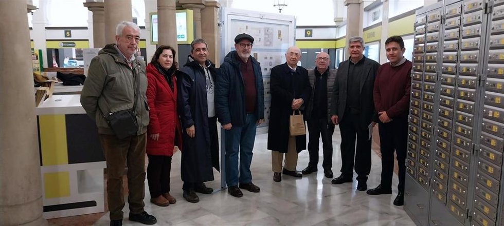La visita a la muestra dedicada al Camino de Santiago contó con las explicaciones del socio de la Sociedad Filatélica Sevillana, Fernando M. Solís