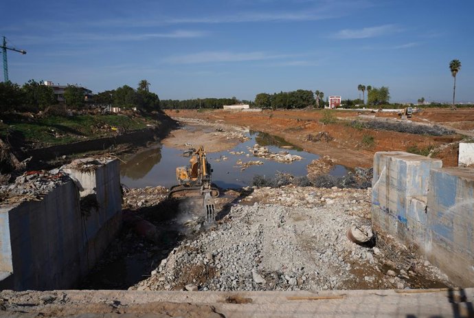 Maquinària de construcció en una zona afectada per la dana
