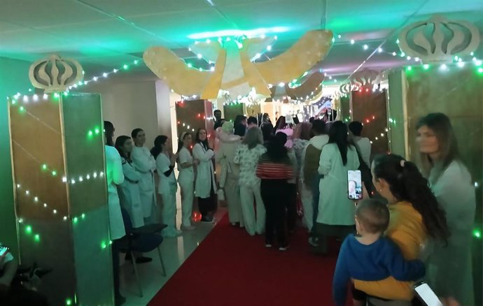 El Hospital Materno Infantil de Málaga se ilumina con una recreación de la decoración navideña de calle Larios.