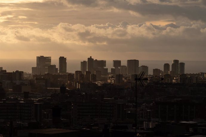 Panorámicas de Barcelona desde el Mirador de Torre Baró, a 12 de diciembre de 2024, en Barcelona, Catalunya (España).