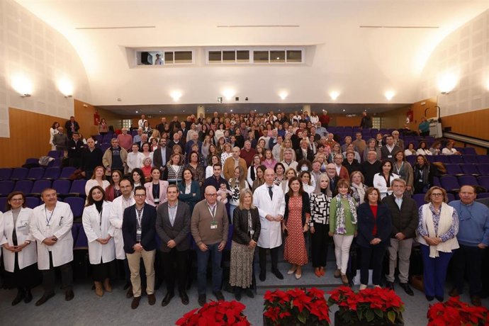 El Hospital Reina Sofía homenajea a los 200 profesionales que se jubilan este año.
