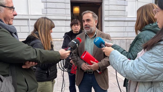 El viceportavoz del PSOE en el Ayuntamiento de Granada Jacobo Calvo atiende a los medios en presencia de la edil socialista Eva Fernández