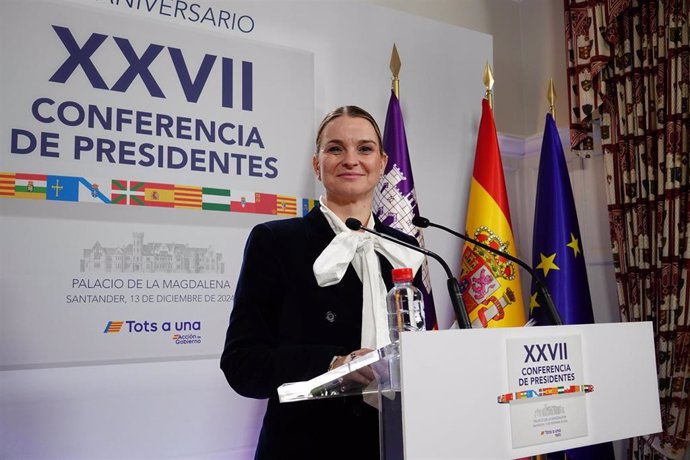 La presidenta de las Islas Baleares, Marga Prohens, ofrece una rueda de prensa durante la XXVII Conferencia de Presidentes, en el Palacio de la Magdalena, a 13 de diciembre de 2024, en Santander, Cantabria (España). 