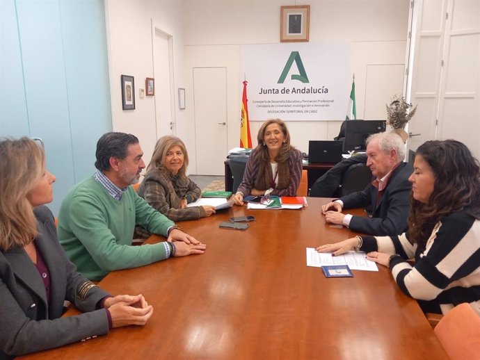 La Secretaria General de Formación Profesional de Andalucía, María del Mar Rull Fernández, en una reunión con representantes del Clúster Naval de Cádiz