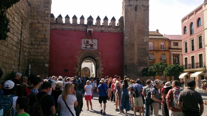 Archivo - Turistas, a la puerta del Alcázar de Sevilla.