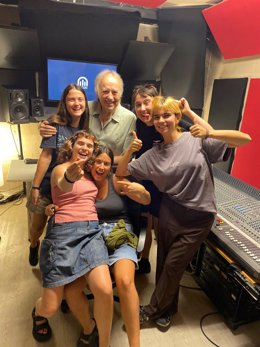 Al·lèrgiques al Pol·len y Ven'nus junto a Joan Manuel Serrat en el estudio.