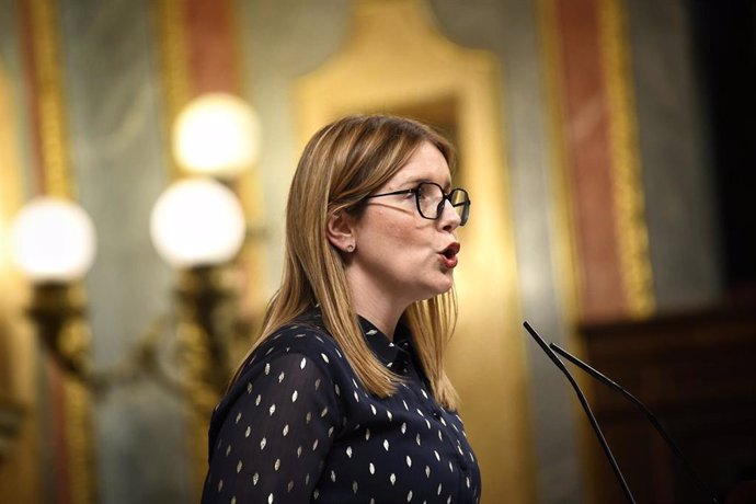 La diputada socialista, Isabel Iniesta, durante una sesión plenaria en el Congreso de los Diputados, a 17 de diciembre de 2024, en Madrid (España). 