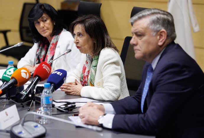 Archivo - (I-D) La directora del CNI, Esperanza Casteleiro; la ministra de Defensa, Margarita Robles, y el secretario general del CNI, Arturo Relanzón, durante una presentación en el Centro Nacional de Inteligencia (CNI).