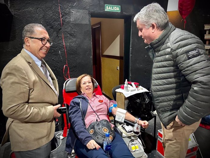 Donación de sangre en la colecta especial de Navidad celebrada en el Teatro Apolo de Almería.