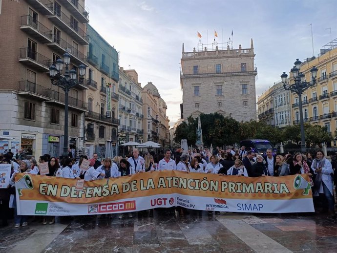 Sanitarios y ciudadanía se concentran contra el decreto de Atención Primaria