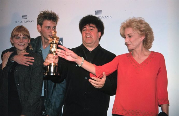 Archivo - Antonia San Juan, Eloy Azorín, Pedro Almodóvar y Marisa Paredes con el Óscar, a 07 de abril del 2000, en Los Ángeles (Estados Unidos).