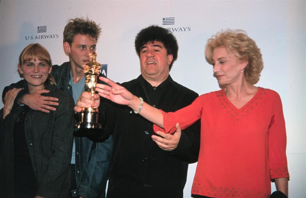 Archivo - Antonia San Juan, Eloy Azorín, Pedro Almodóvar y Marisa Paredes con el Óscar, a 07 de abril del 2000, en Los Ángeles (Estados Unidos).