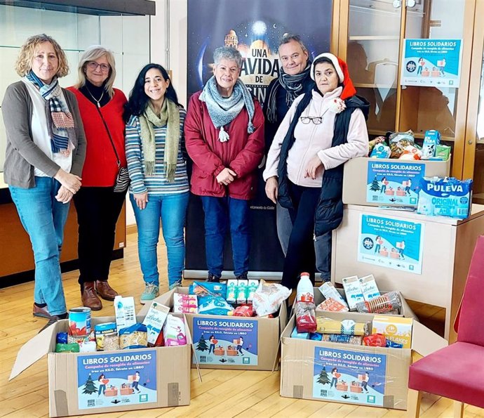 Recogida de alimentos con la campaña 'Libros Solidarios'  desarrollada en las bibliotecas de la ciudad de Cádiz.