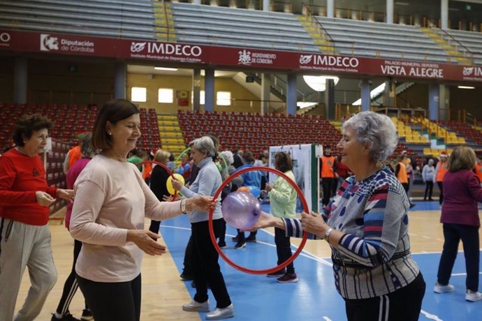 Un momento de la 'Gymkhana tercera juventud', celebrada en el polideportivo Vista Alegre.