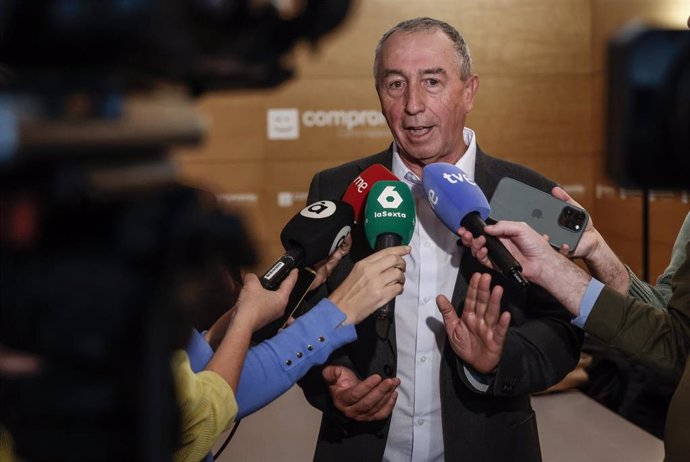 El síndic de Compromís en Les Corts, Joan Baldoví, atiende a los medios de comunicación