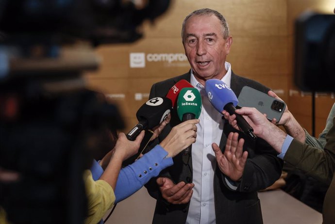 El síndic de Compromís a Les Corts, Joan Baldoví, atén als mitjans de comunicació