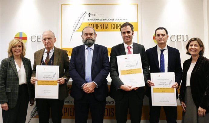 Regina Plañiol, Esteban Fernández Hinojosa, Alfonso Bullón de Mendoza, Jorge Freire,  Carlos Marín-Blázquez, y Ana Rodríguez de Agüero en la entrega del II Premio de Ensayo Sapientia Cordis.