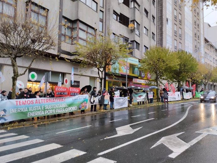 Concentración de la plataforma 'Eólica Así Non' frente al Parlamento