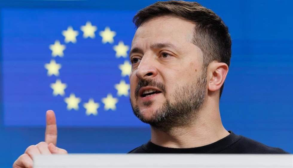 Archivo - El presidente de Ucrania, Volodimir Zelenski, delante del símbolo de la Unión Europea durante una visita a Bruselas