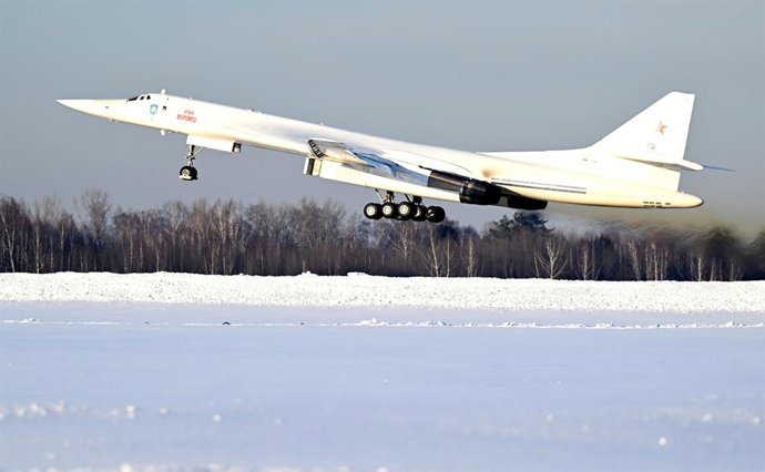 Archivo - February 22, 2024, Russia, Russia, Russian Federation: Russian President Vladimir Putin arrives at the runway of the Kazan Aircraft Production Association to fly a modernized Tu-160M strategic missile carrier in Kazan, Russia on February 22, 2