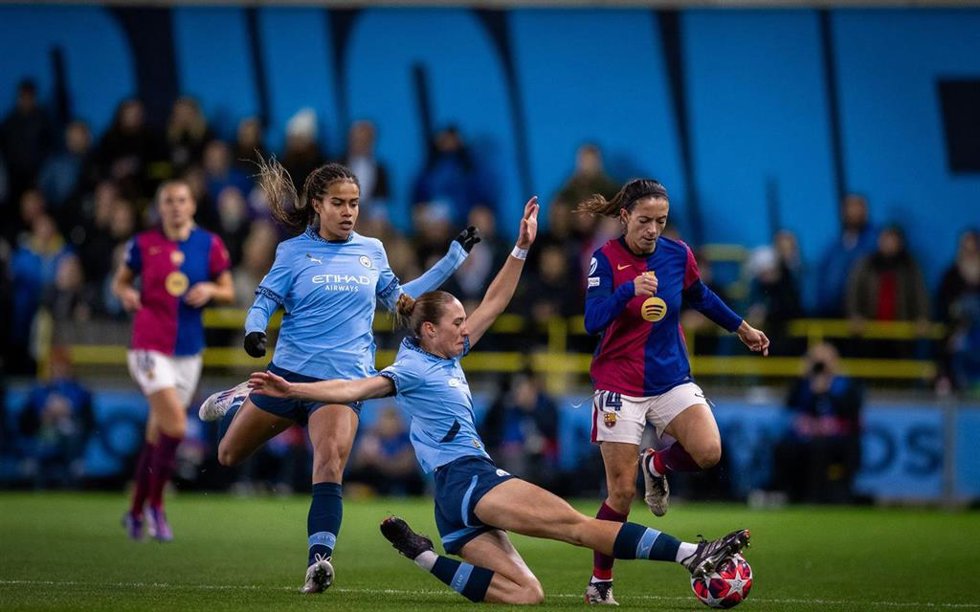 Acción del partido entre Manchester City y Bara Femení, con Aitana Bonmatí con la pelota, en la Liga de Campeones Femenina 2024/25